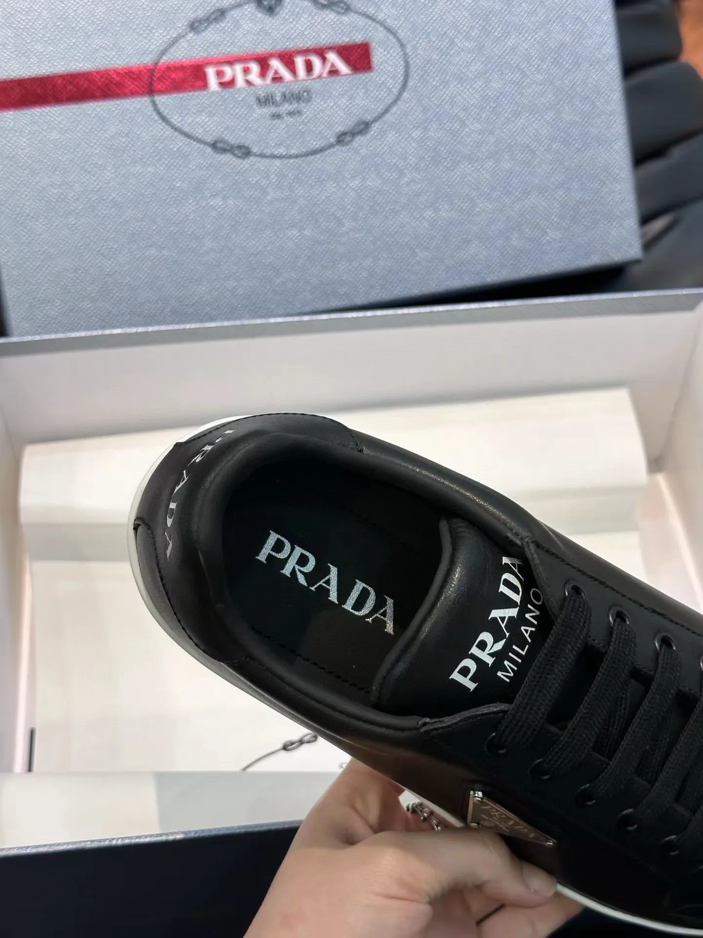 Factory price: 380💰Prada new men's leather sports shoes, the highest version on the market, any comparison is welcome🆚! The original leather has excellent texture and is super high-end! Fetal sheep net lining imported from Italy, removable pad! Luxurious materials and fine workmanship, highly recommended! Code number: 38-44, customized 45